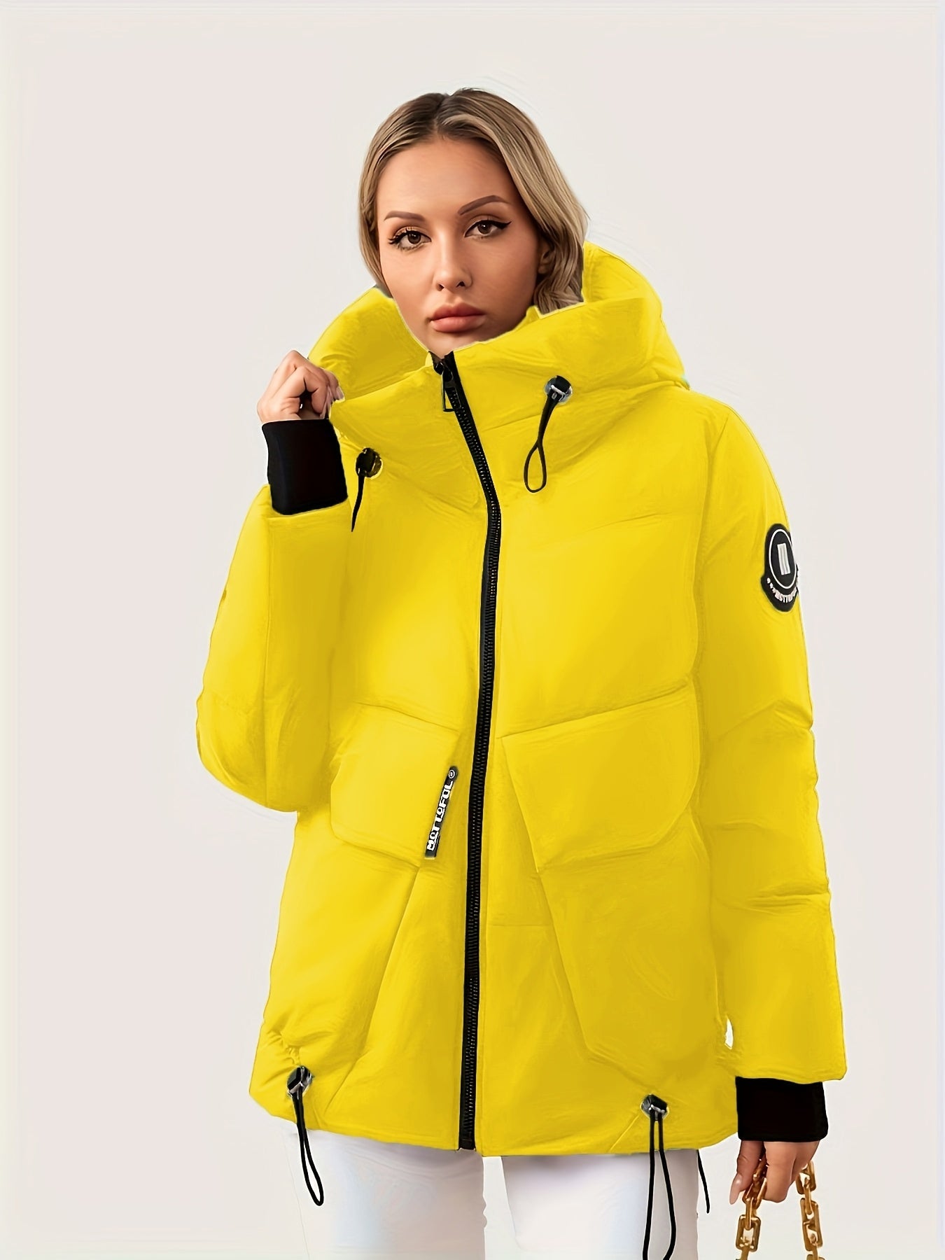 Giacca Invernale Moderna con Cappuccio Regolabile e Vita – Design Imbottito per Massima Calore e Comfort