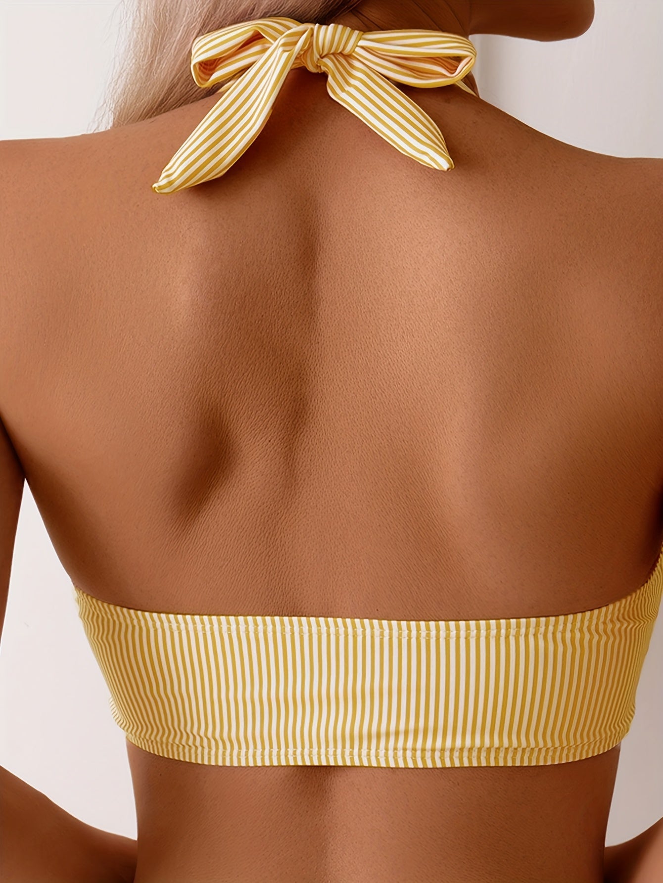 Set Bikini Donna con Design a Collo Halter a Righe Sottili – Confortevole e alla Moda