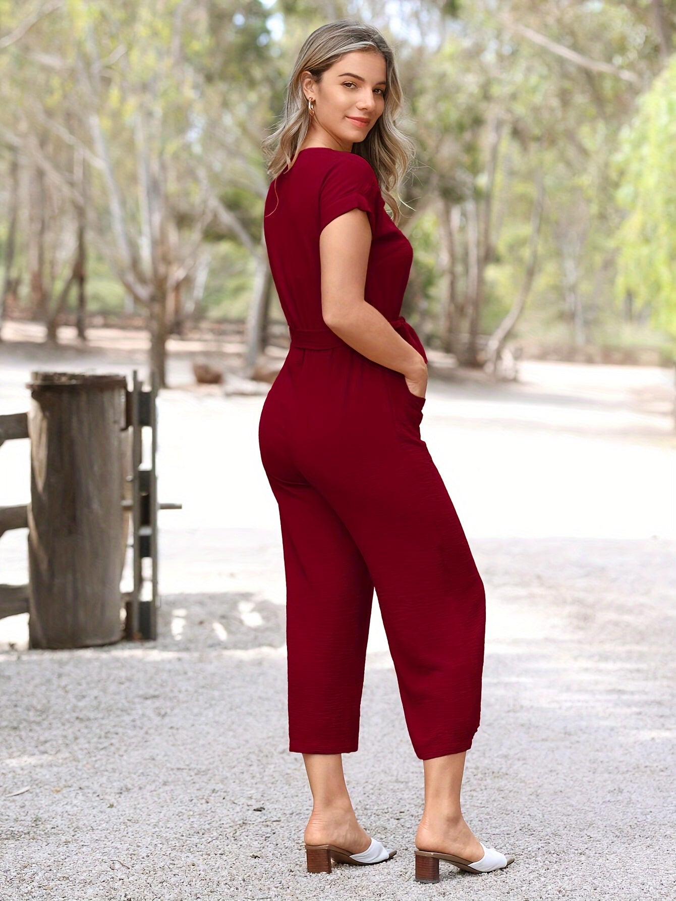 Elegante Jumpsuit con Scollo a V e Chiusura a Bottone – Maniche Corte e Cintura con Fiocco per Primavera e Estate