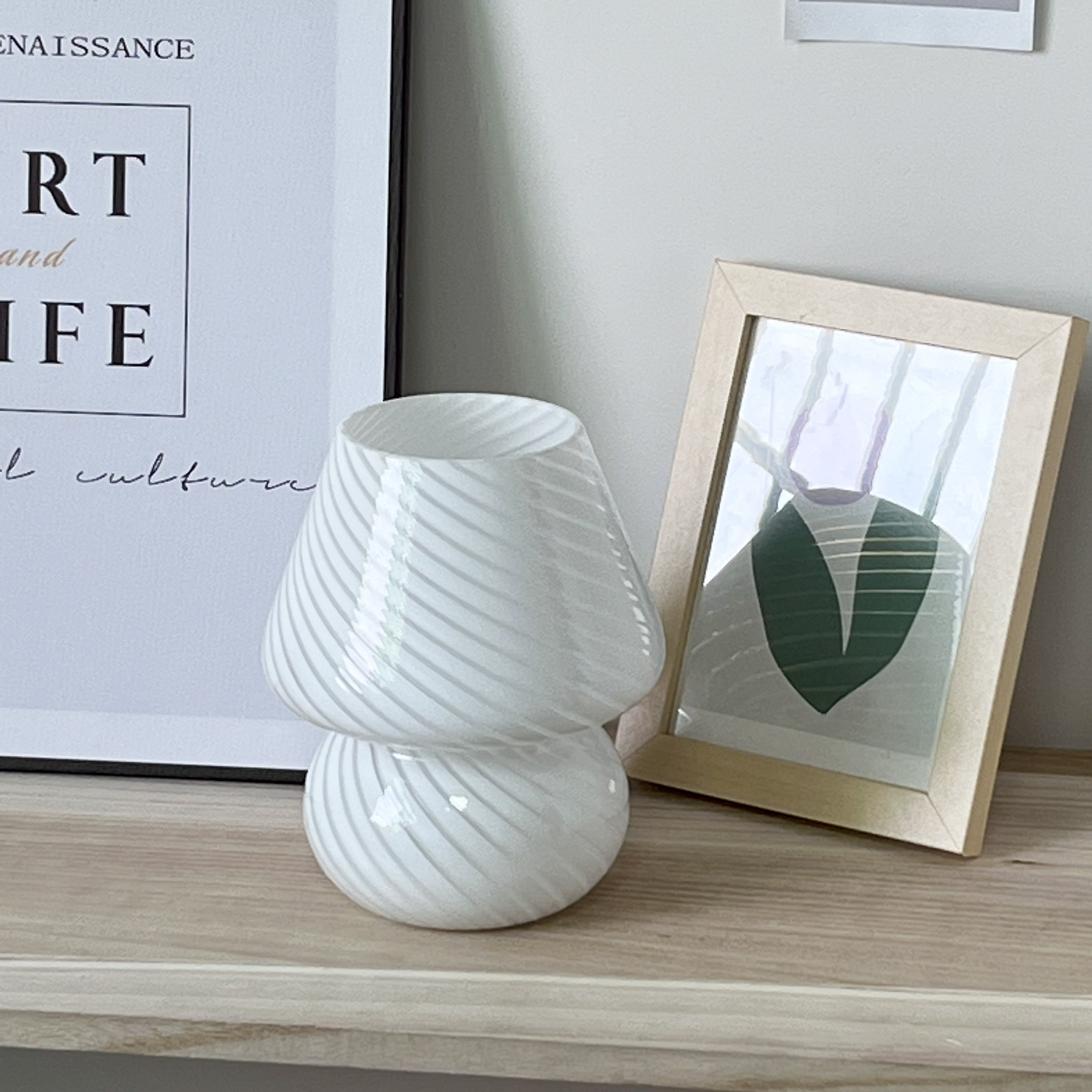 Lampada da Tavolo Striata - Design Elegante e Senza Tempo