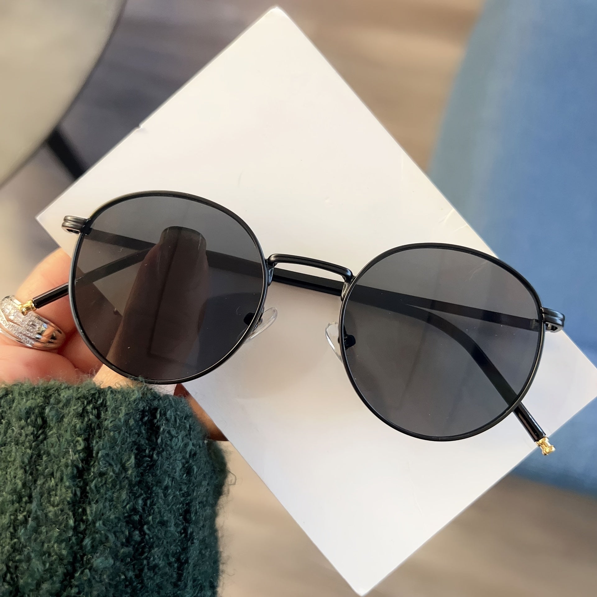 Occhiali da Sole Rotondi Vintage per Donne – Design Retro in Metallo e Plastica per Ogni Occasione