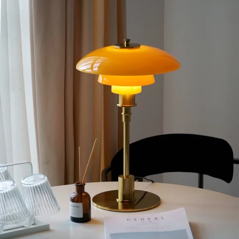 Lampada da Tavolo con Cupola in Vetro – Luce Accogliente ed Eleganza Minimalista
