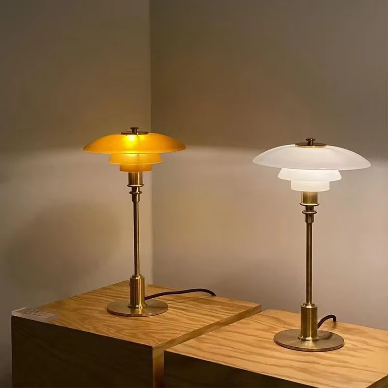 Lampada da Tavolo con Cupola in Vetro – Luce Accogliente ed Eleganza Minimalista