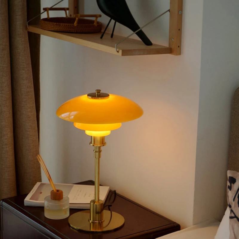 Lampada da Tavolo con Cupola in Vetro – Luce Accogliente ed Eleganza Minimalista