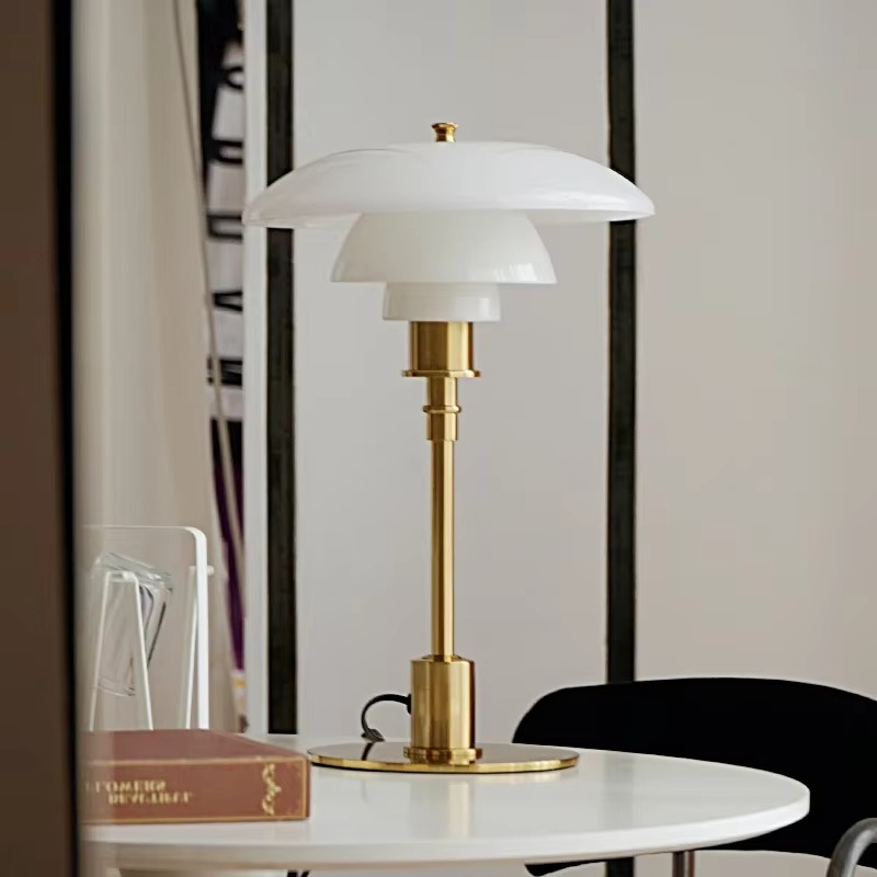 Lampada da Tavolo con Cupola in Vetro – Luce Accogliente ed Eleganza Minimalista