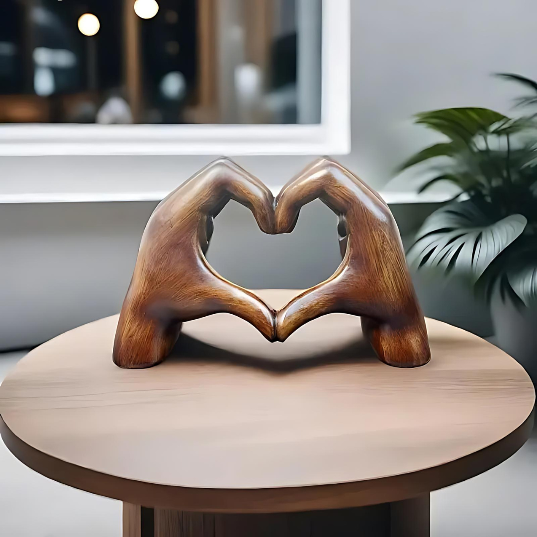 Scultura a Forma di Cuore: Arte Moderna con un Tocco Romantico