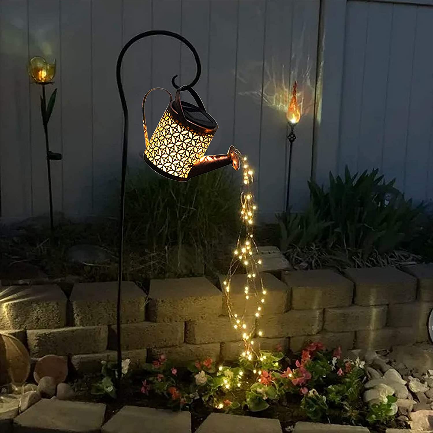 Lampada da Giardino a Forma di Annaffiatoio con Illuminazione a Spruzzo – Magica Illuminazione Esterna a Energia Solare