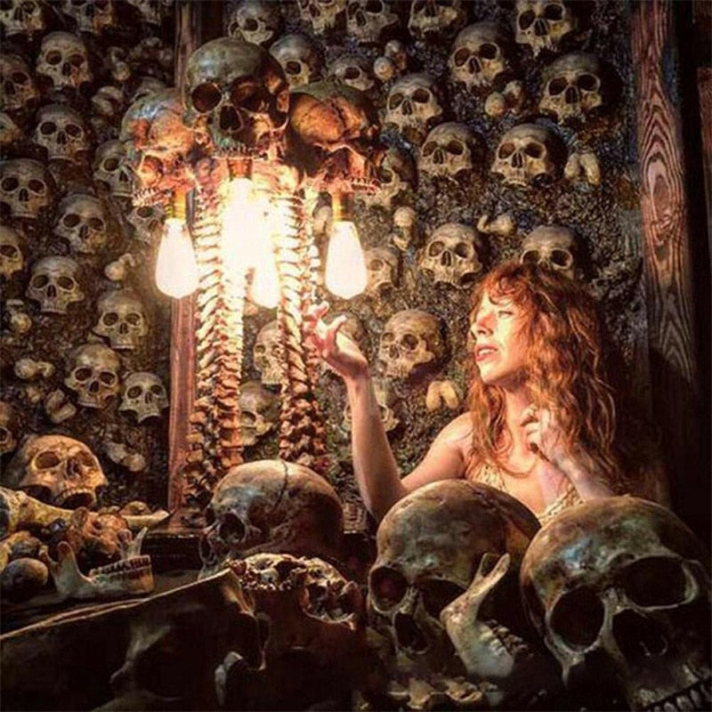 Lampada Teschio con Colonna Vertebrale – Pezzo d'Arredo Mistico e Unico