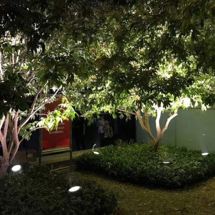 Faro LED Impermeabile – Luce Durevole ed Energeticamente Efficiente