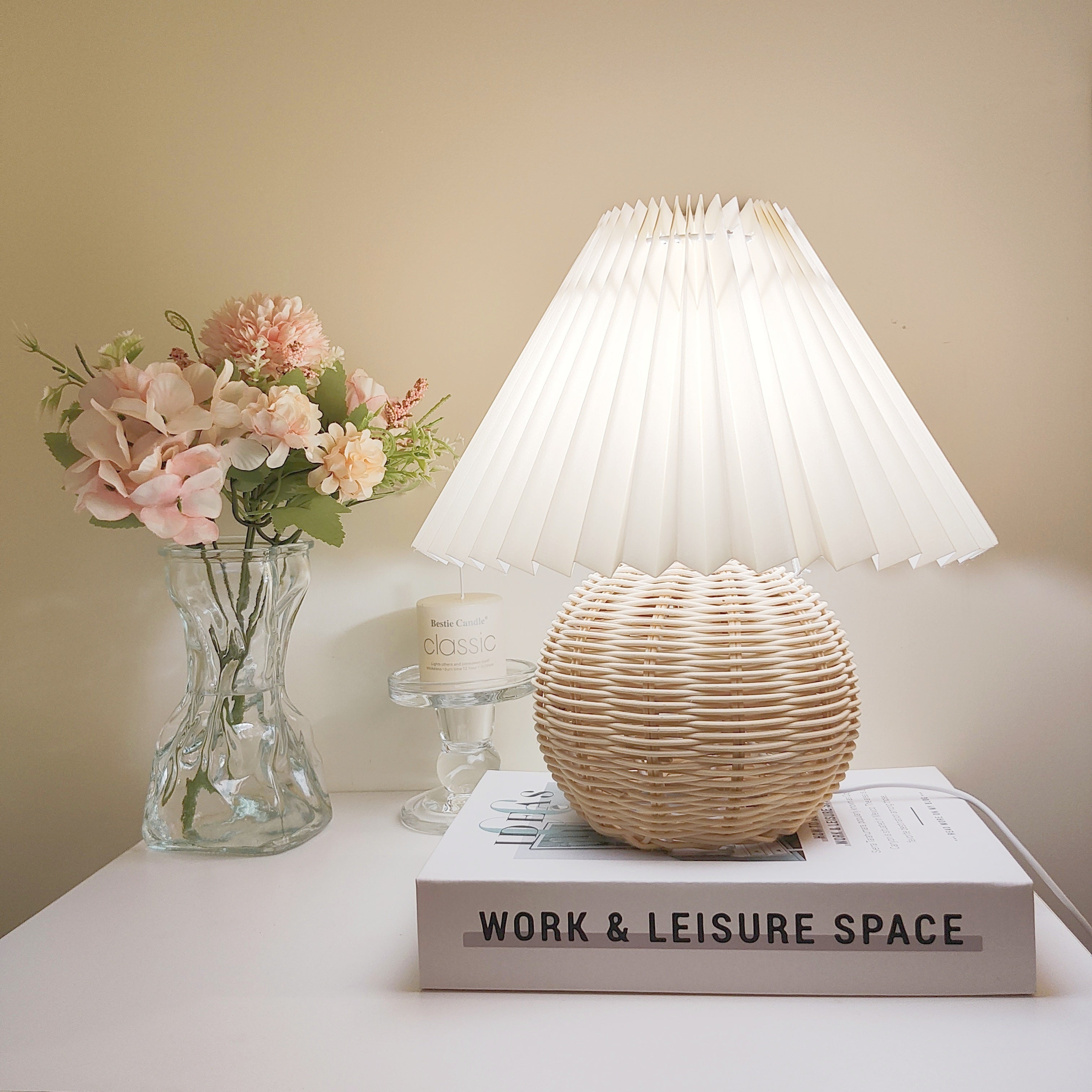 Lampada da Tavolo in Bambù Intrecciato - Design Accogliente e Raffinato