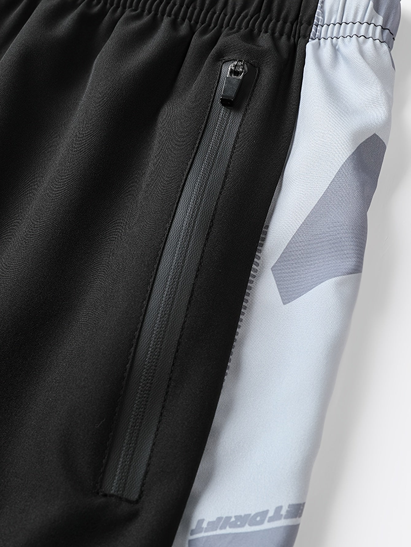 Outfit Sportivo per Uomini – Felpa Con Cappuccio e Pantaloni Lunghi in Design Camouflage