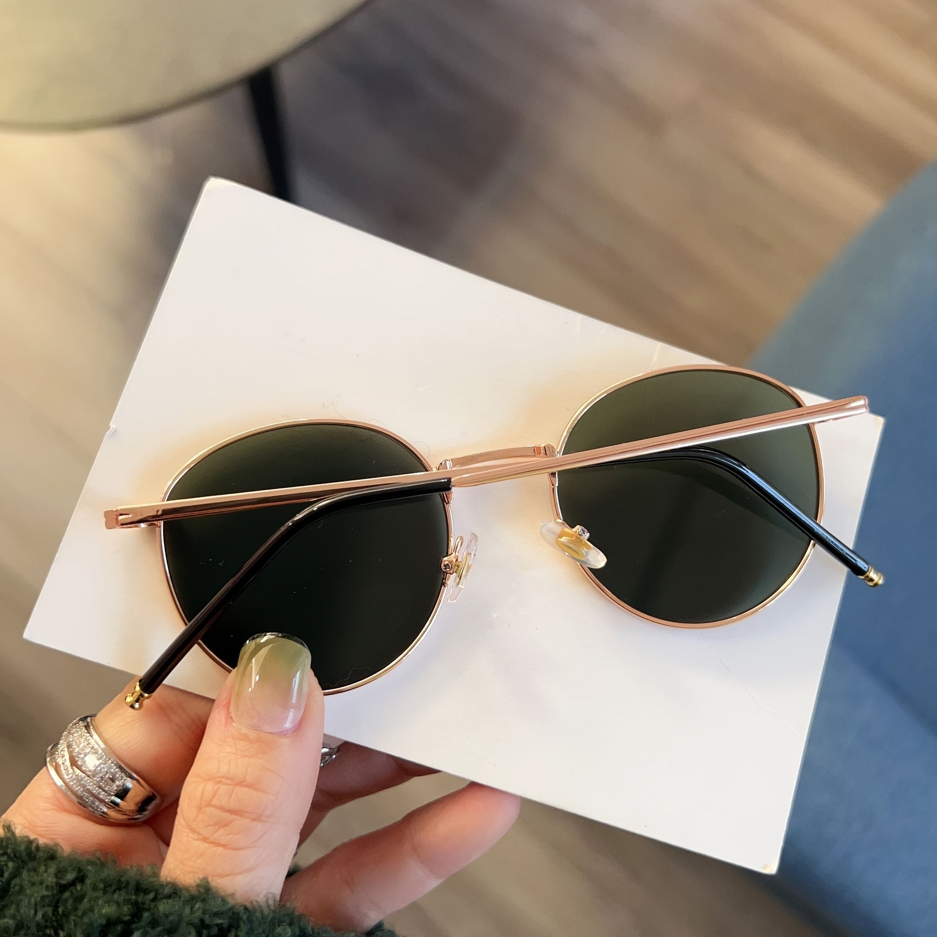 Occhiali da Sole Rotondi Vintage per Donne – Design Retro in Metallo e Plastica per Ogni Occasione