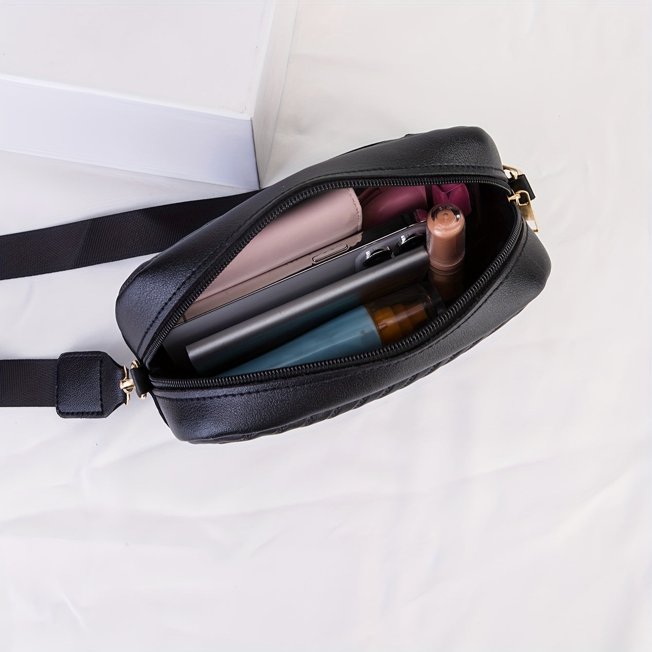 Borsa da Donna Chic Leggera – A Righe e Imbottita con Hardware Dorato