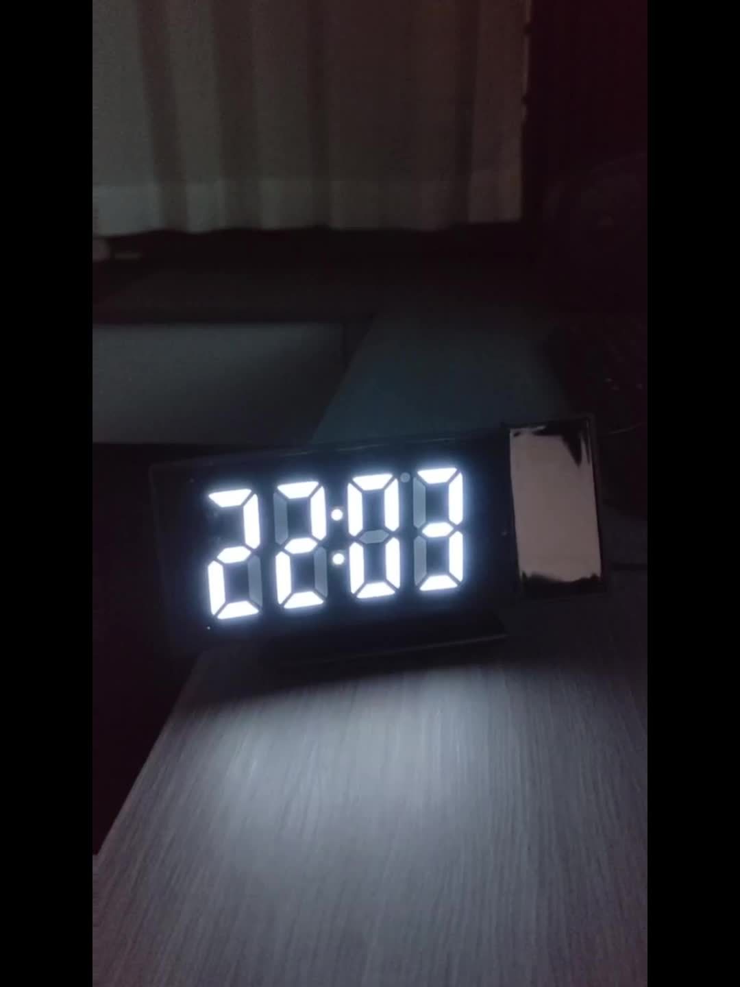 Orologio Proiettore Digitale – Display LED e Funzione Snooze con Luminosità Regolabile