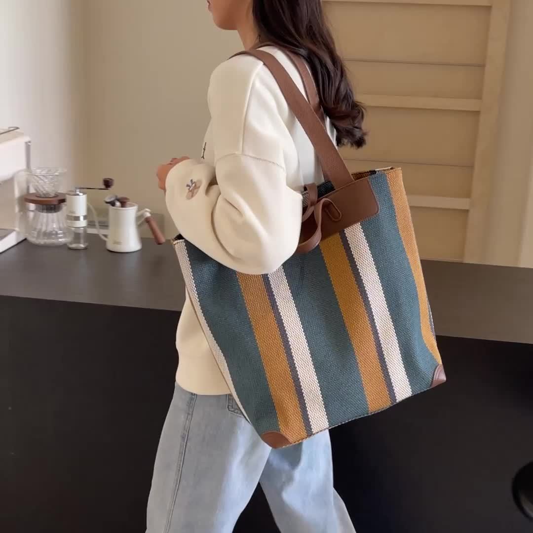 MetroStripe Borsa a Spalla Casual – Funzionalità e Design