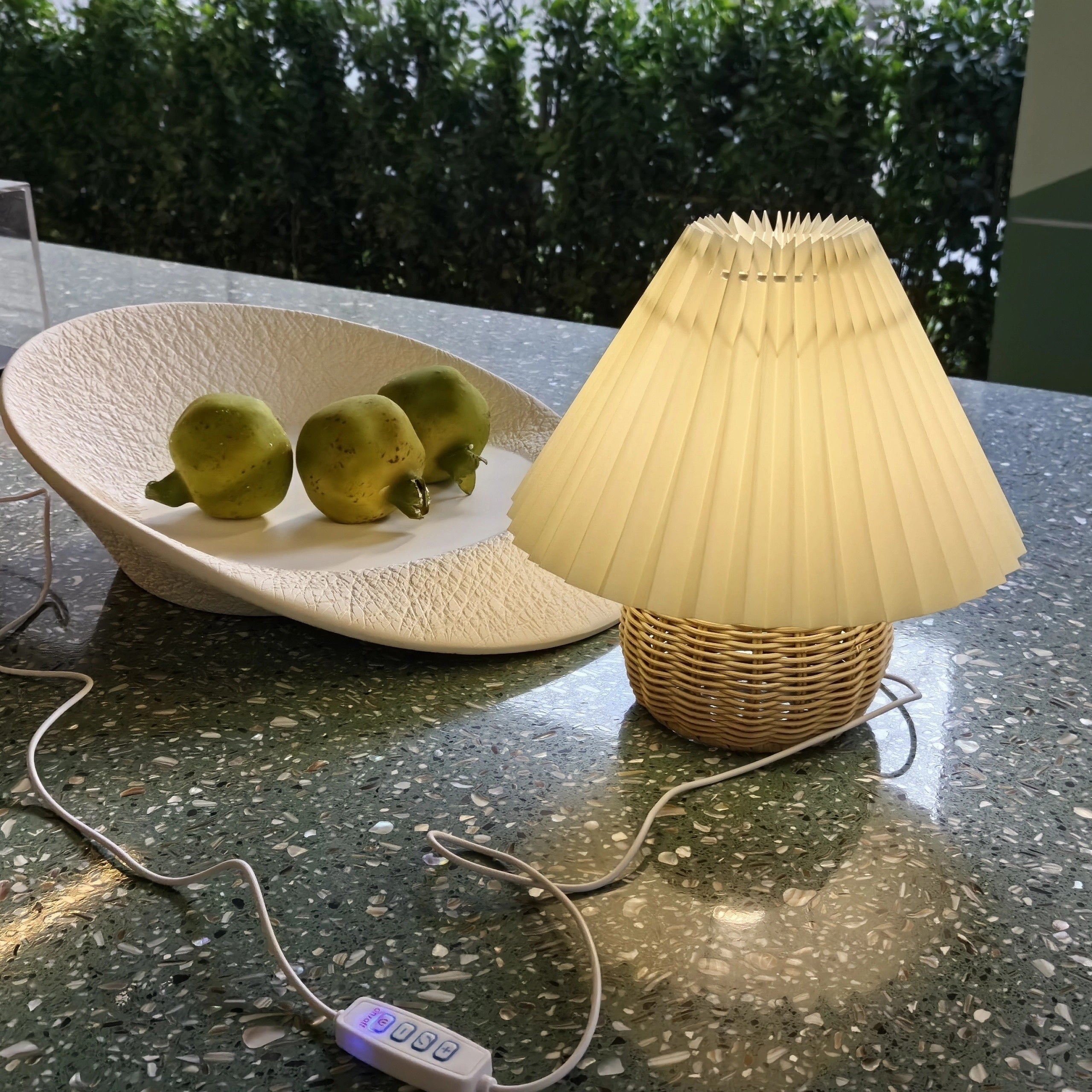 Lampada da Tavolo in Bambù Intrecciato - Design Accogliente e Raffinato