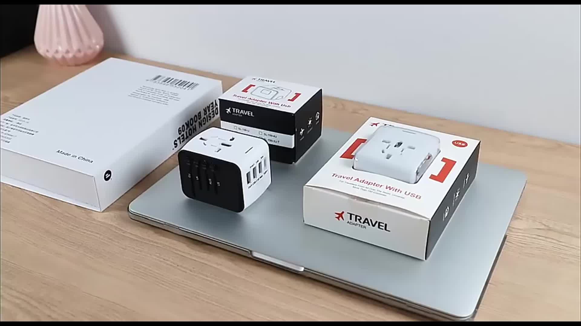 Adattatore da viaggio con 4 porte USB e Type-C – Caricabatterie Globale con Ricarica Rapida e Sicurezza