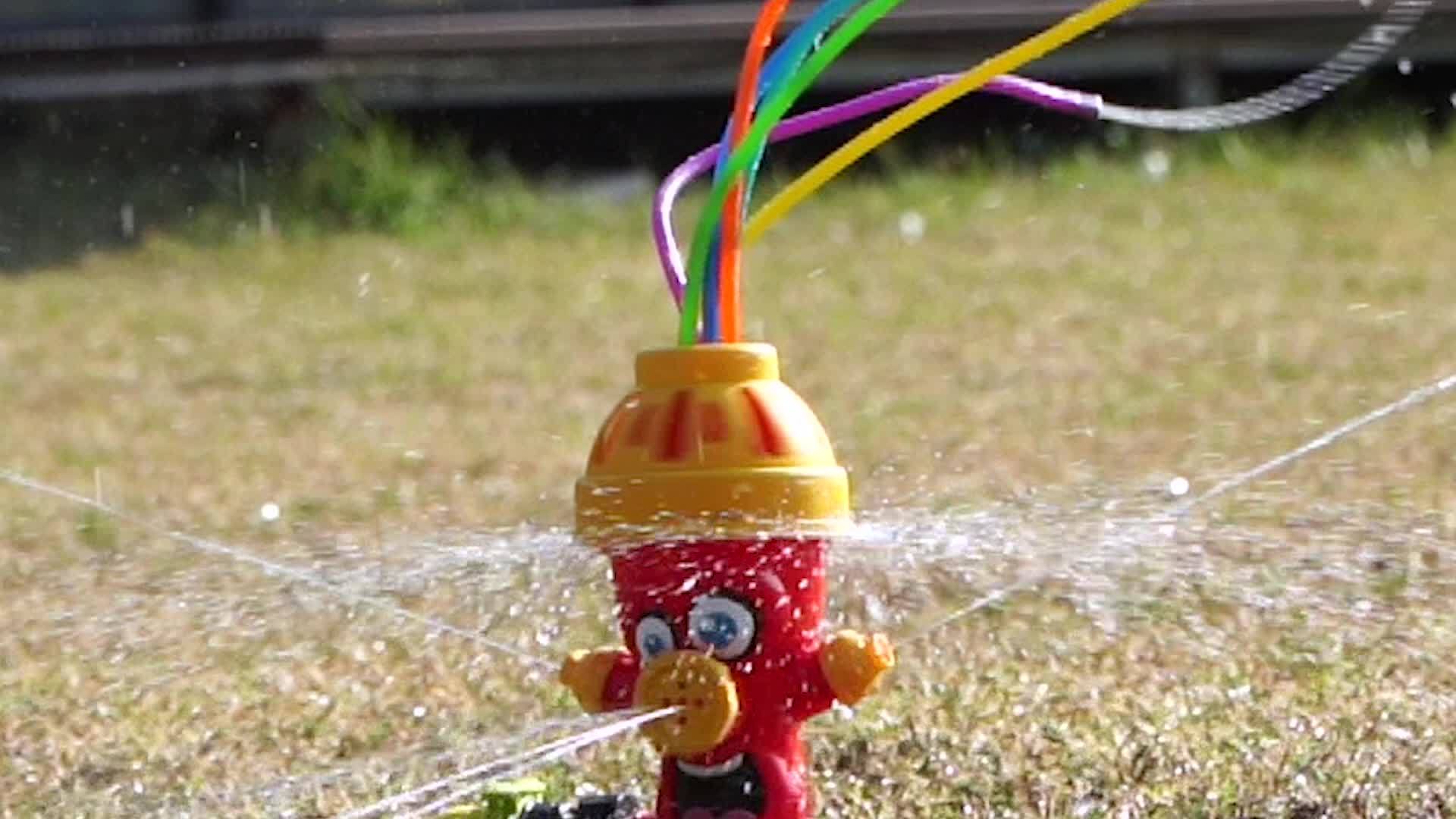 Spruzzatore d'Acqua a Forma di Idrante – Divertimento e Rinfresco per Bambini