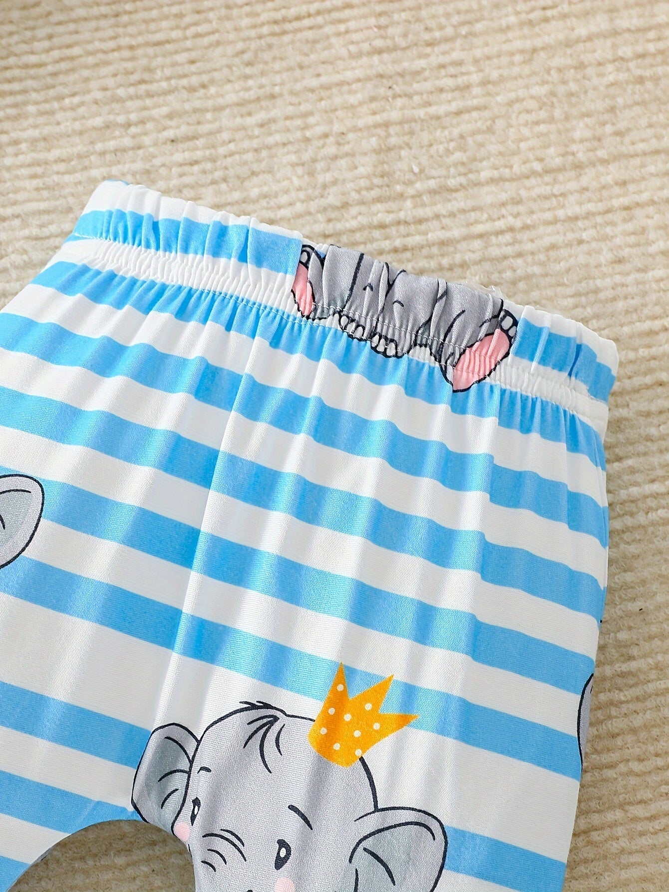 Set Outfit Baby Elefante – Tutina, Pantaloni e Cappello per una Felice Avventura