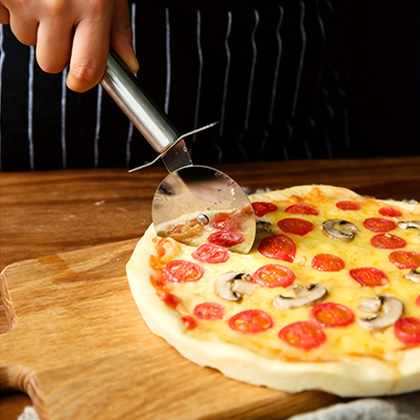 Ruota per Pizza in Acciaio Inossidabile – Utensile da Cucina Efficiente e Stile per Fette Perfette