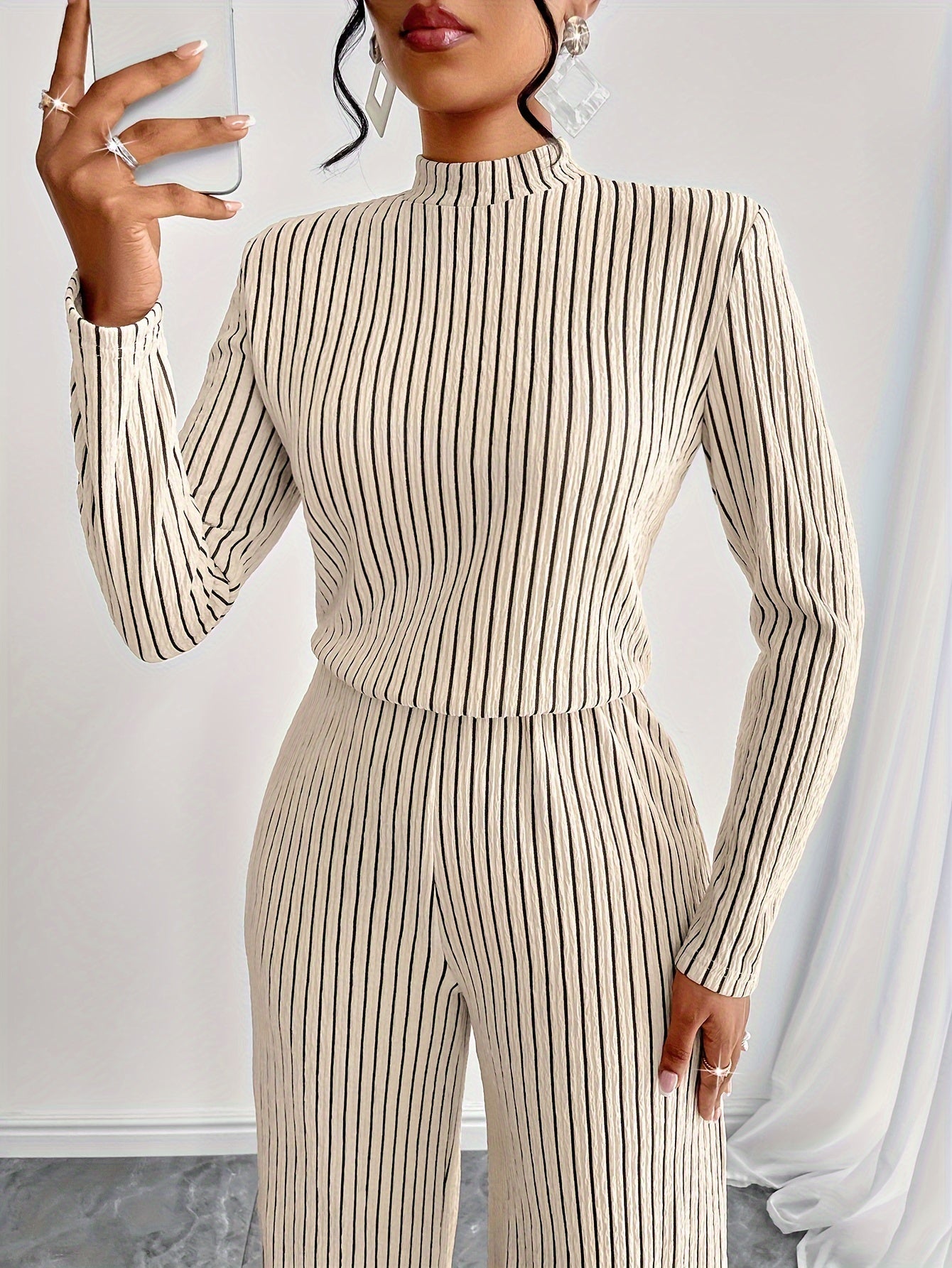 Elegante Tuta a Coste per Donne – Strisce, Maniche Lunghe e Collo Alto