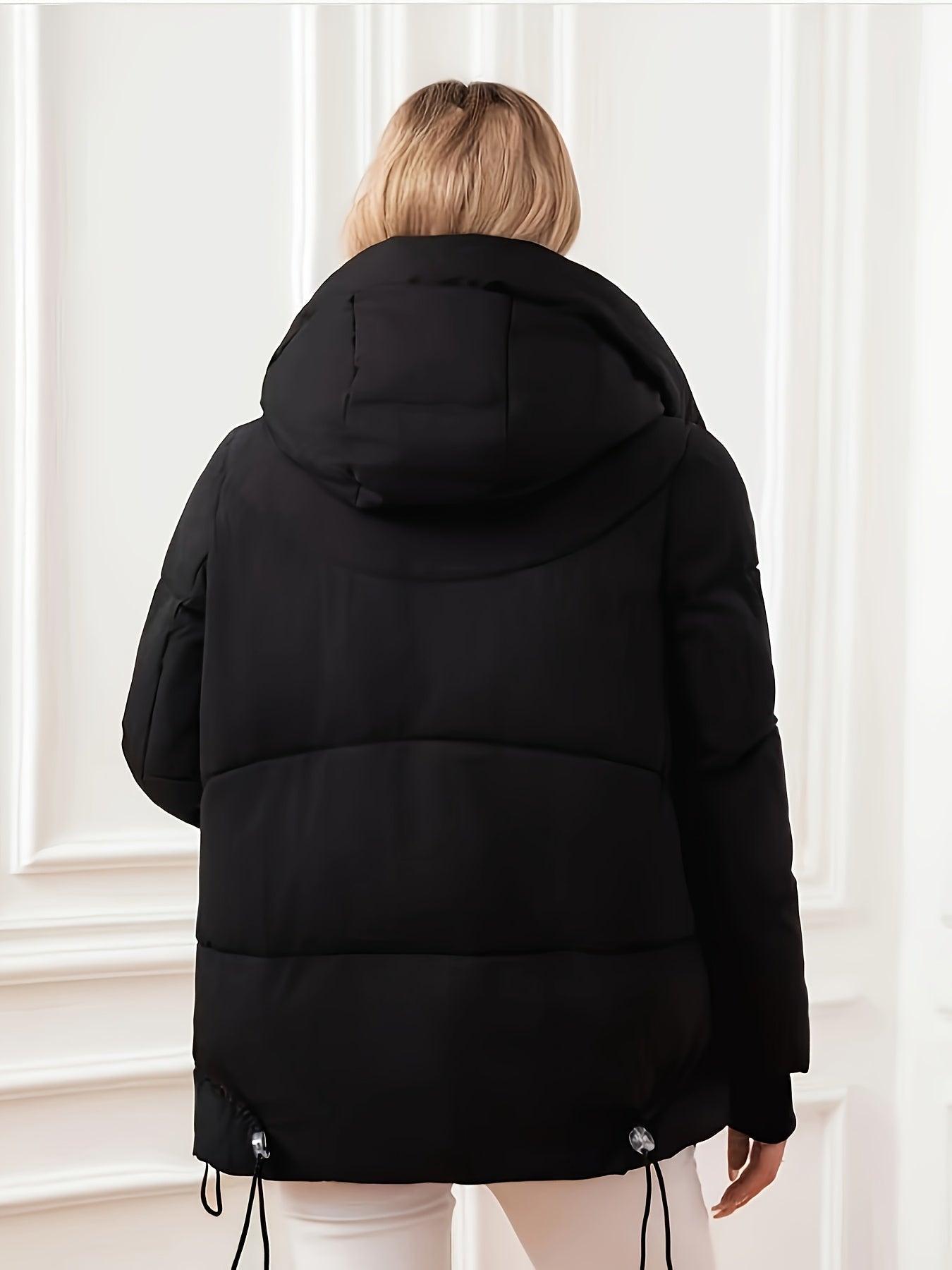 Giacca Invernale Moderna con Cappuccio Regolabile e Vita – Design Imbottito per Massima Calore e Comfort