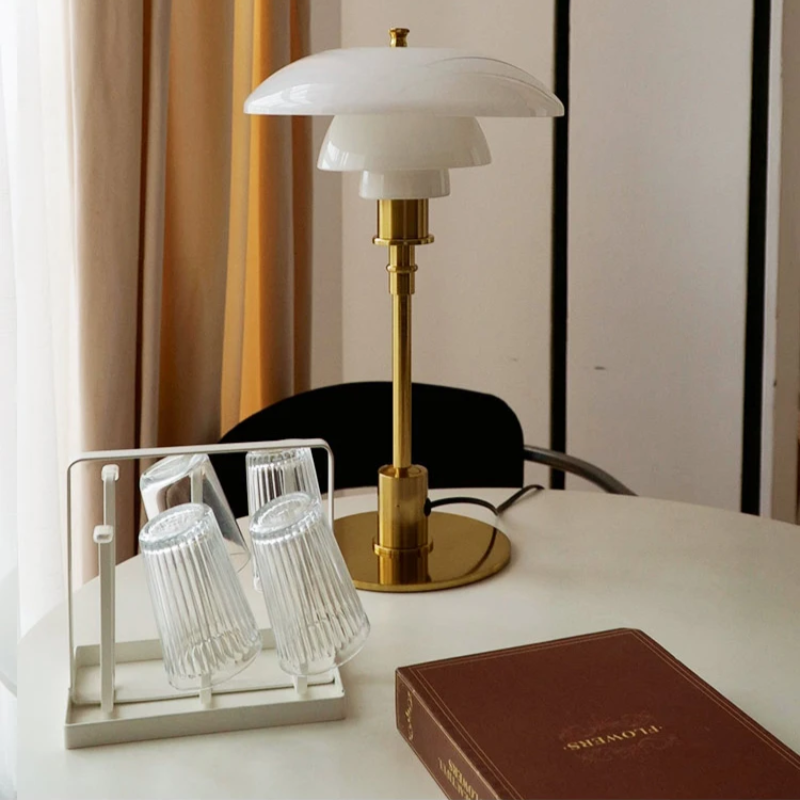Lampada da Tavolo con Cupola in Vetro – Luce Accogliente ed Eleganza Minimalista