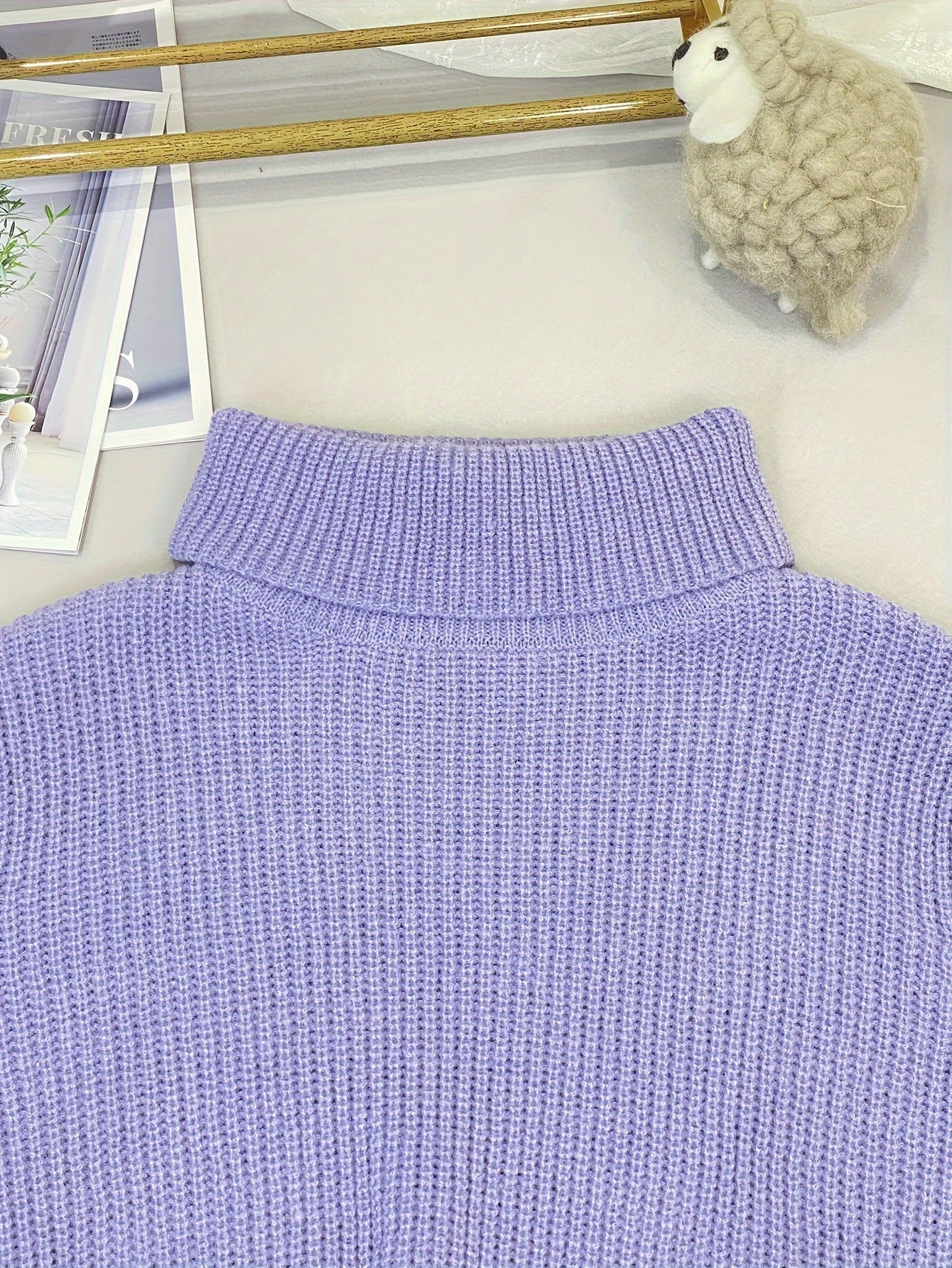 Elegante Abito-Tronchetto con Collo Alto – Struttura a Costine e Maniche a Lanterna per un Look Stile