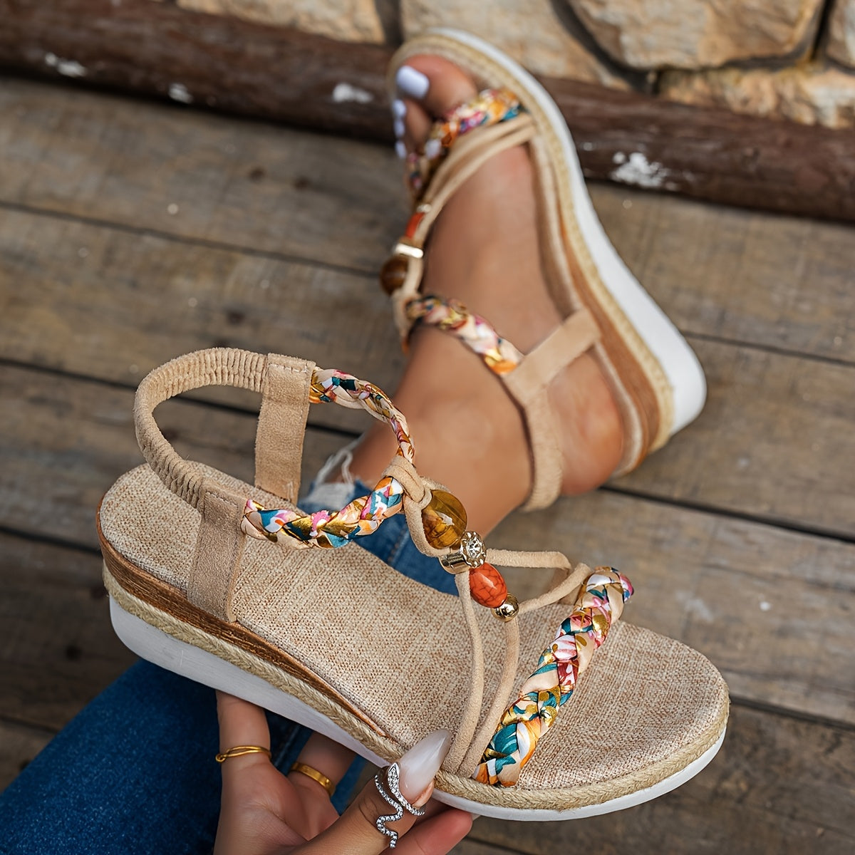 Sandali wedge in juta intrecciata a mano bohemien con fiori, perline e cinturino alla caviglia regolabile