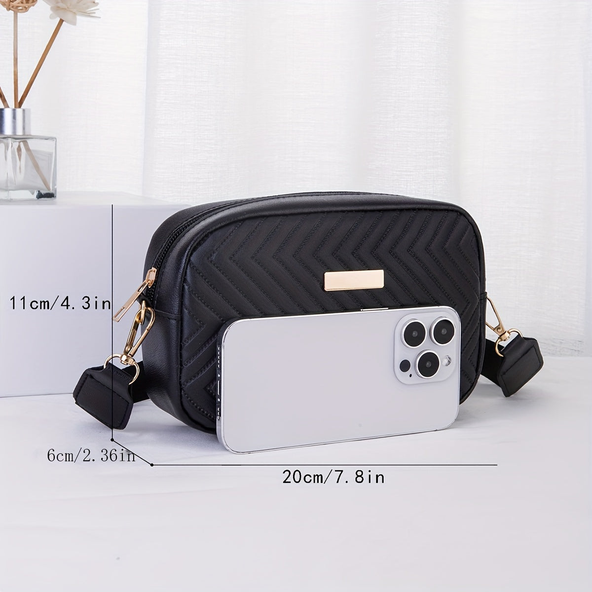 Borsa da Donna Chic Leggera – A Righe e Imbottita con Hardware Dorato