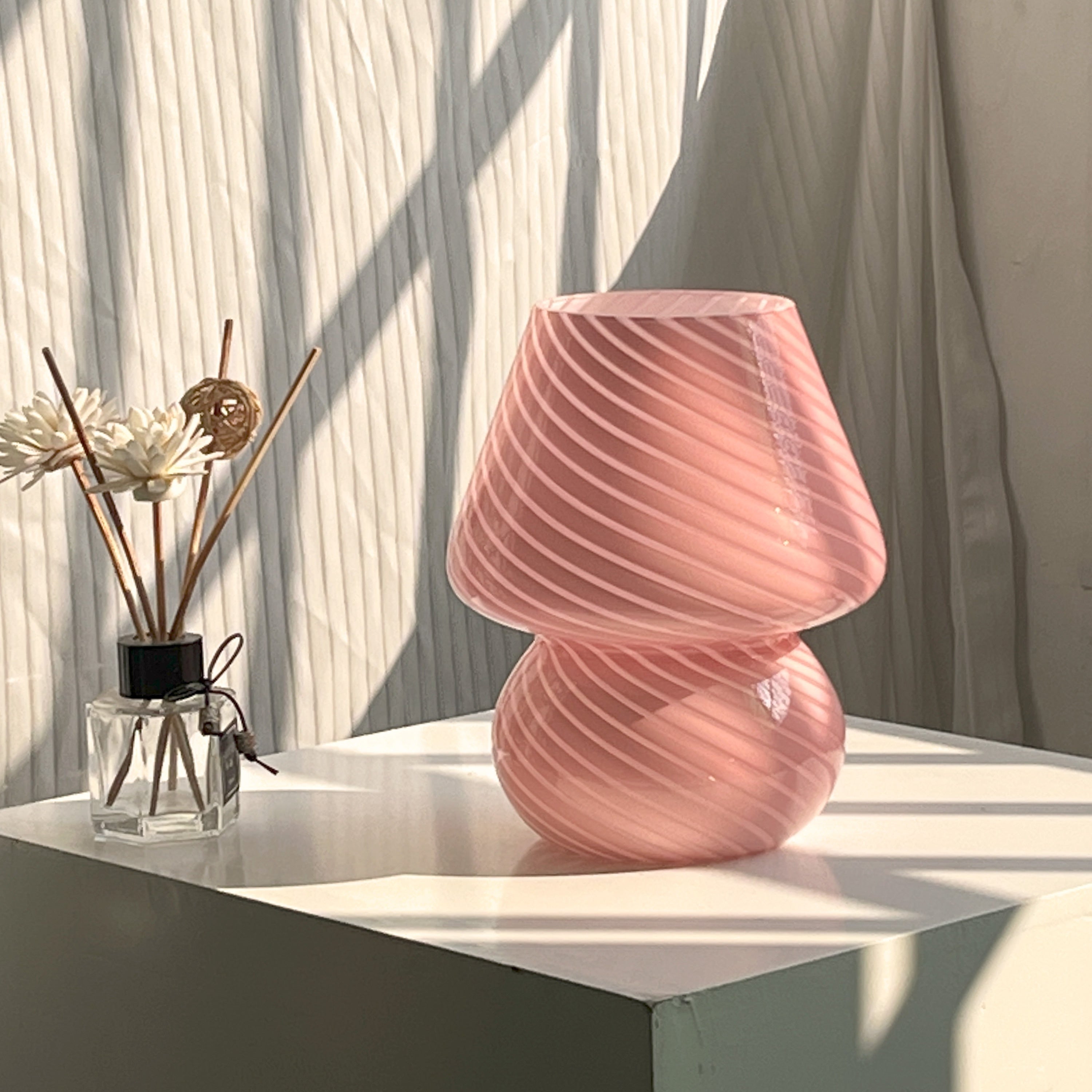 Lampada da Tavolo Striata - Design Elegante e Senza Tempo