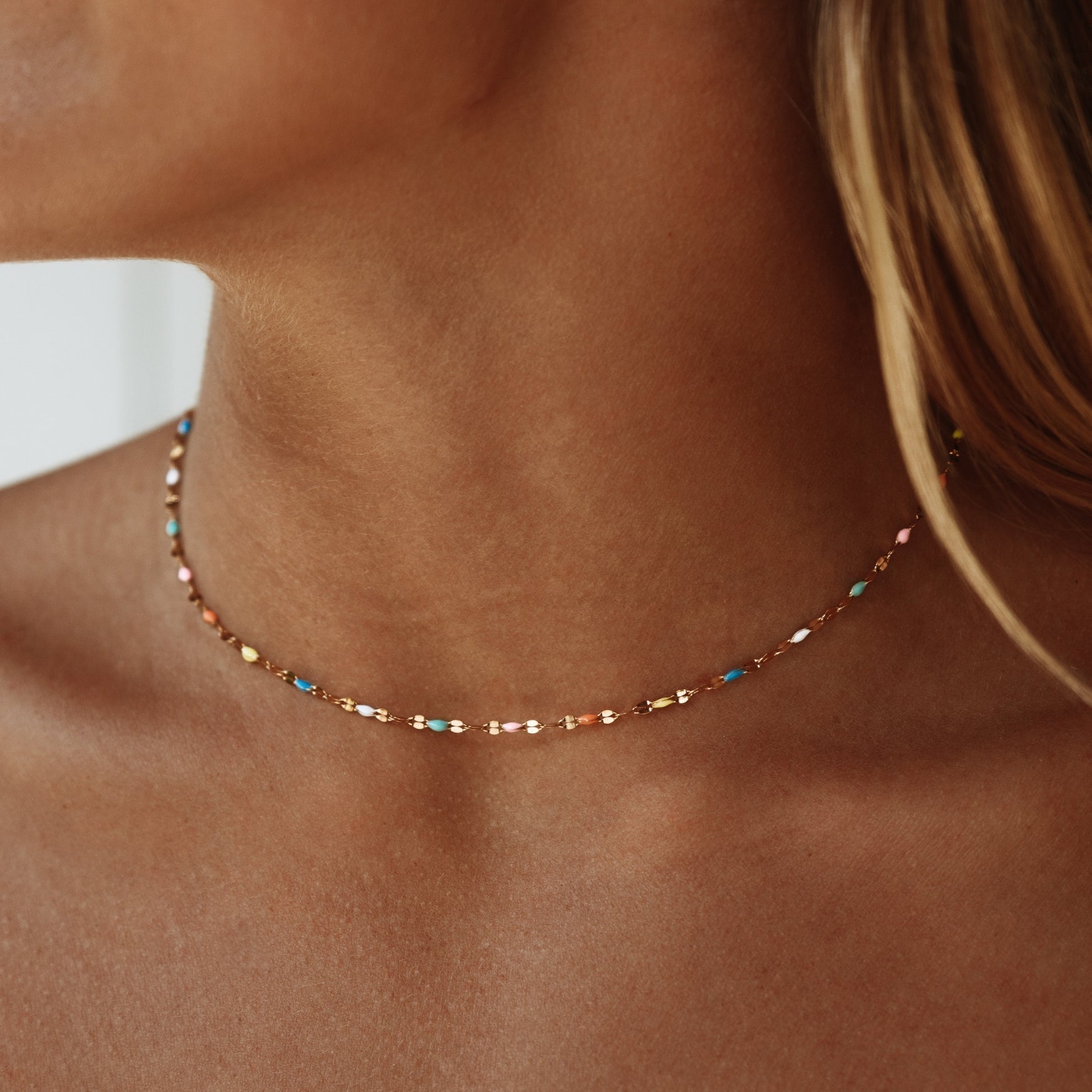 Collana Choker Soléna – Sottile Splendore di Colori con Dettagli Raffinati